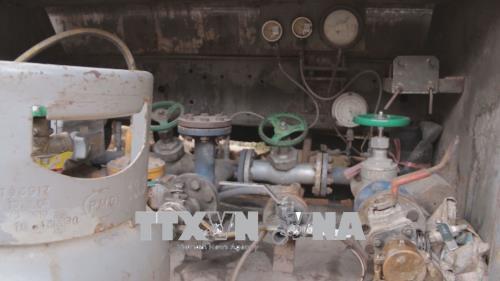 Bắt quả tang xe bồn sang chiết gas trái phép ảnh 1